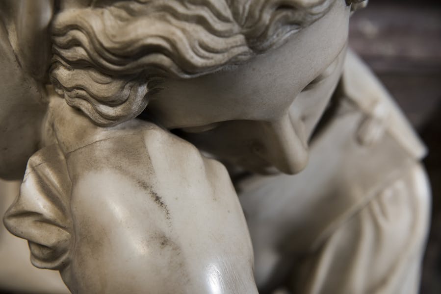 Restauro di Valerio Cioli, "Scultura", particolare della "tomba monumentale di Michelangelo Buonarroti", 1564-1576, marmo e affresco. Firenze, Santa Croce, navata destra