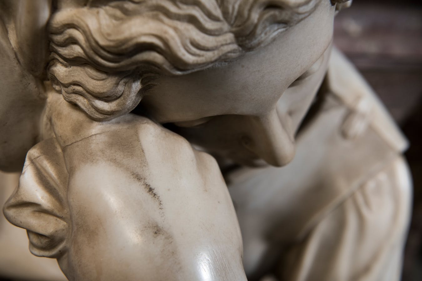 Restauro di Valerio Cioli, "Scultura", particolare della "tomba monumentale di Michelangelo Buonarroti", 1564-1576, marmo e affresco. Firenze, Santa Croce, navata destra