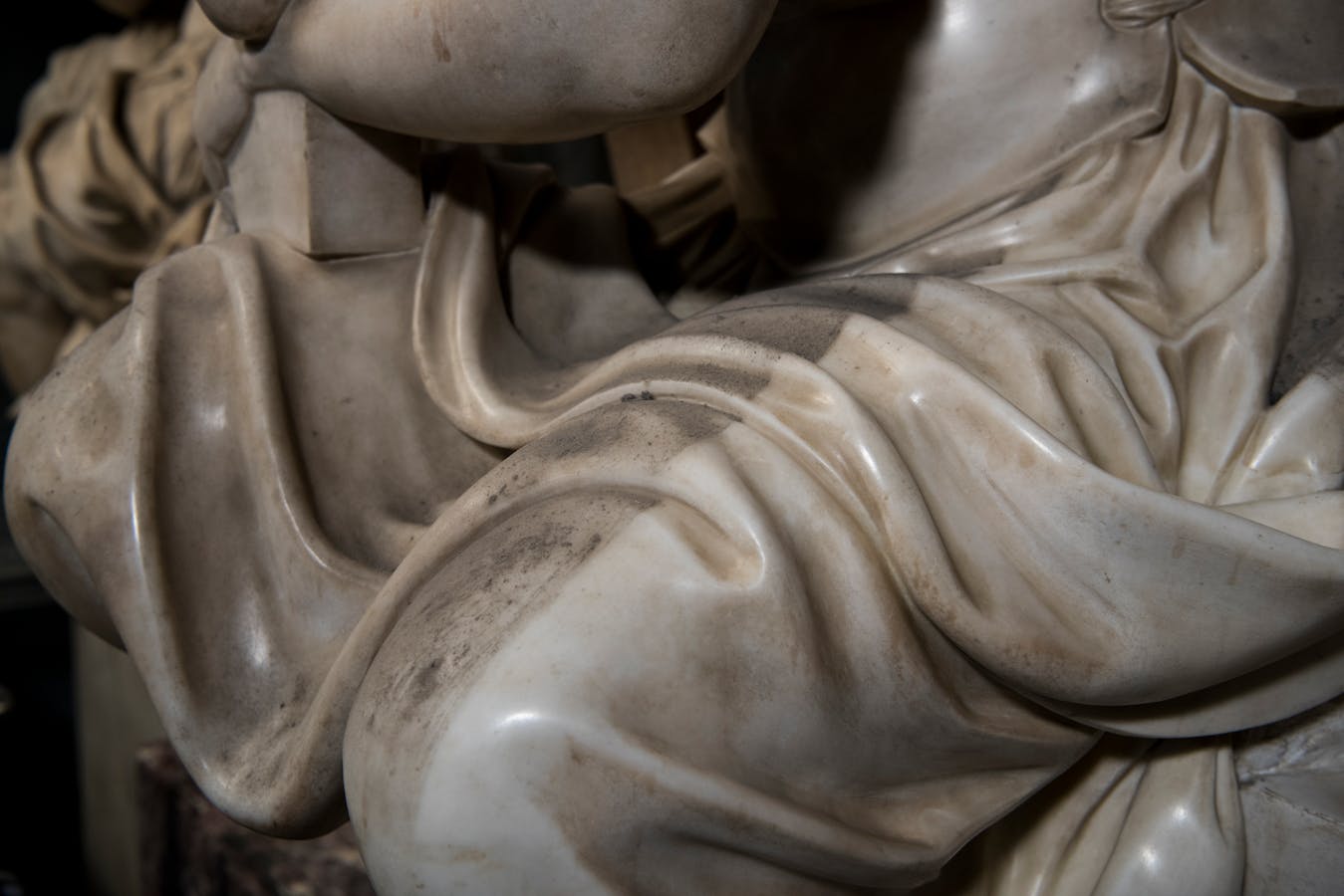 Restauro di Battista Lorenzi, "Pittura", particolare della "tomba monumentale di Michelangelo Buonarroti", 1564-1576, marmo e affresco. Firenze, Santa Croce, navata destra