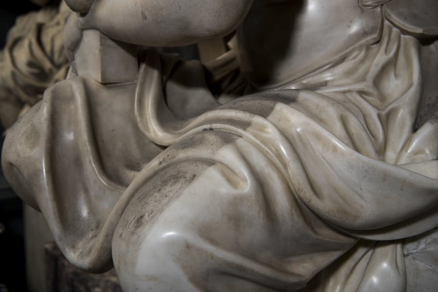 Restauro di Battista Lorenzi, "Pittura", particolare della "tomba monumentale di Michelangelo Buonarroti", 1564-1576, marmo e affresco. Firenze, Santa Croce, navata destra Restauro di Battista Lorenzi, "Pittura", particolare della "tomba monumentale di Michelangelo Buonarroti", 1564-1576, marmo e affresco. Firenze, Santa Croce, navata destra