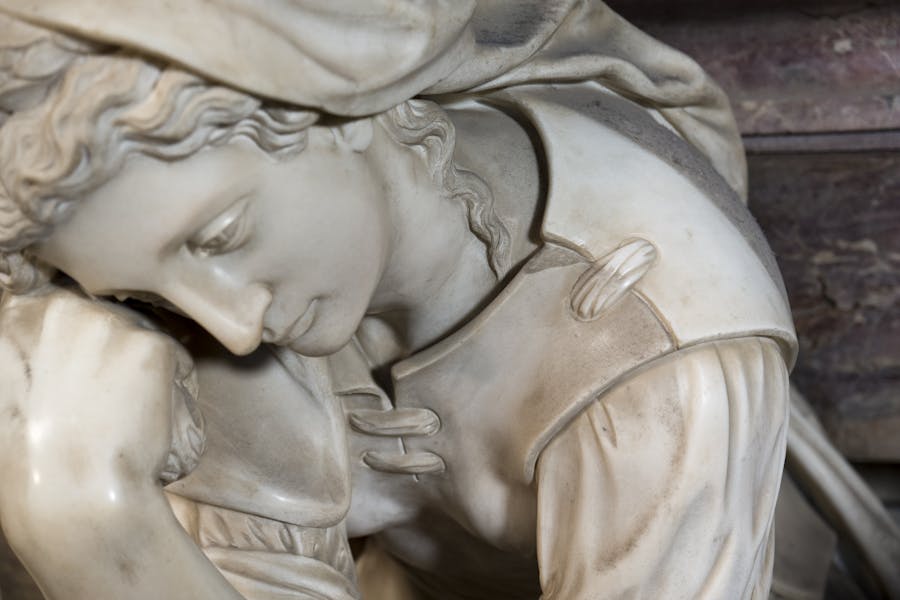 Restauro di Valerio Cioli, "Scultura", particolare della "tomba monumentale di Michelangelo Buonarroti", 1564-1576, marmo e affresco. Firenze, Santa Croce, navata destra Restauro di Valerio Cioli, "Scultura", particolare della "tomba monumentale di Michelangelo Buonarroti", 1564-1576, marmo e affresco. Firenze, Santa Croce, navata destra