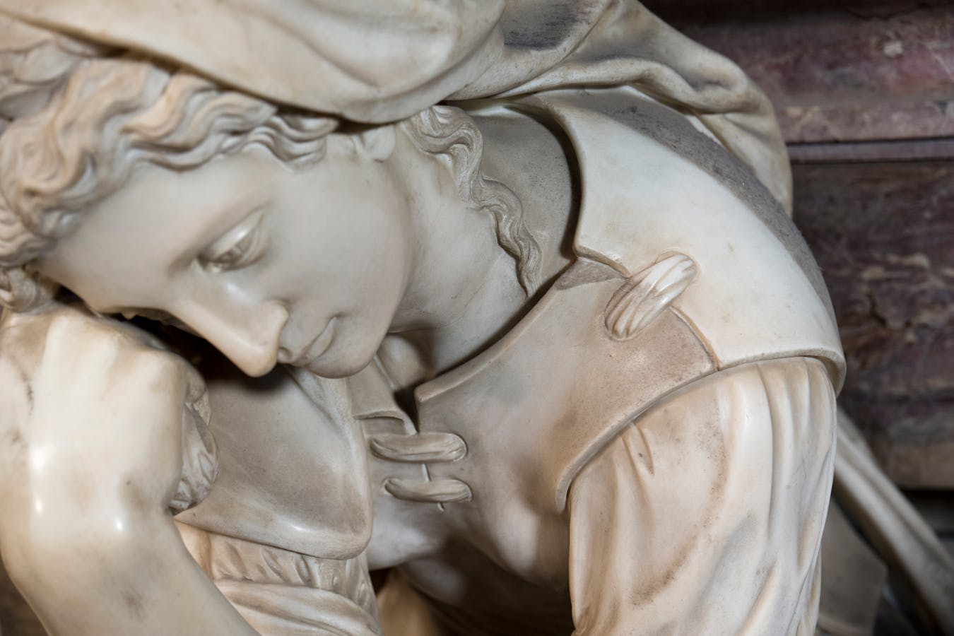 Restauro di Valerio Cioli, "Scultura", particolare della "tomba monumentale di Michelangelo Buonarroti", 1564-1576, marmo e affresco. Firenze, Santa Croce, navata destra Restauro di Valerio Cioli, "Scultura", particolare della "tomba monumentale di Michelangelo Buonarroti", 1564-1576, marmo e affresco. Firenze, Santa Croce, navata destra