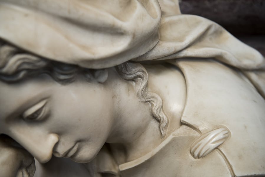 Valerio Cioli, "Scultura", particolare della "tomba monumentale di Michelangelo Buonarroti", 1564-1576, marmo e affresco. Firenze, Santa Croce, navata destra