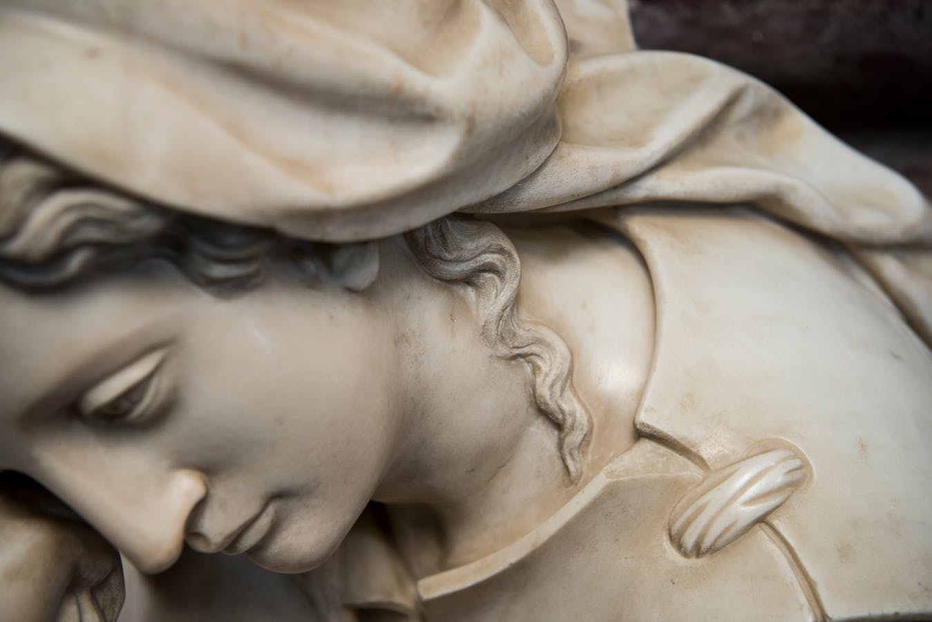 Valerio Cioli, "Scultura", particolare della "tomba monumentale di Michelangelo Buonarroti", 1564-1576, marmo e affresco. Firenze, Santa Croce, navata destra Valerio Cioli, "Scultura", particolare della "tomba monumentale di Michelangelo Buonarroti", 1564-1576, marmo e affresco. Firenze, Santa Croce, navata destra