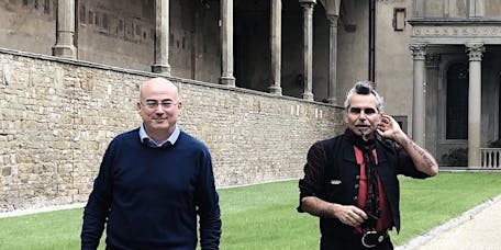 Aldo Cazzullo e Piero Pelù nel primo chiostro Aldo Cazzullo e Piero Pelù nel primo chiostro