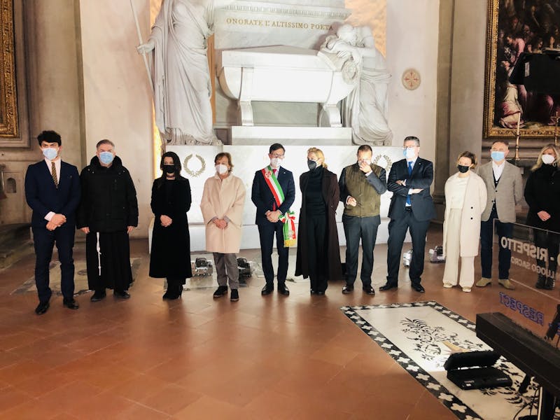 Autorità, donatori e Monica Guerritore per la presentazione del restauro del Cenotafio di Dante