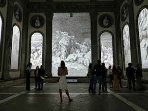 Visitatori alla mostra "Dante, il Poeta Eterno" in cappella Pazzi