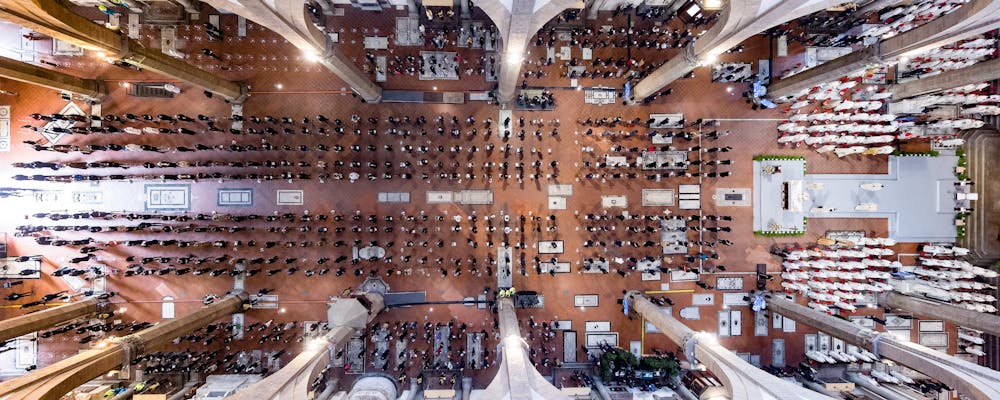 La navata centrale della basilica di Santa Croce vista dall'alto durante la celebrazione eucaristica