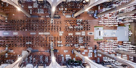 La navata centrale della basilica di Santa Croce vista dall'alto durante la celebrazione eucaristica La navata centrale della basilica di Santa Croce vista dall'alto durante la celebrazione eucaristica