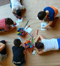 Bambini a Santa Croce durante un'attività didattica