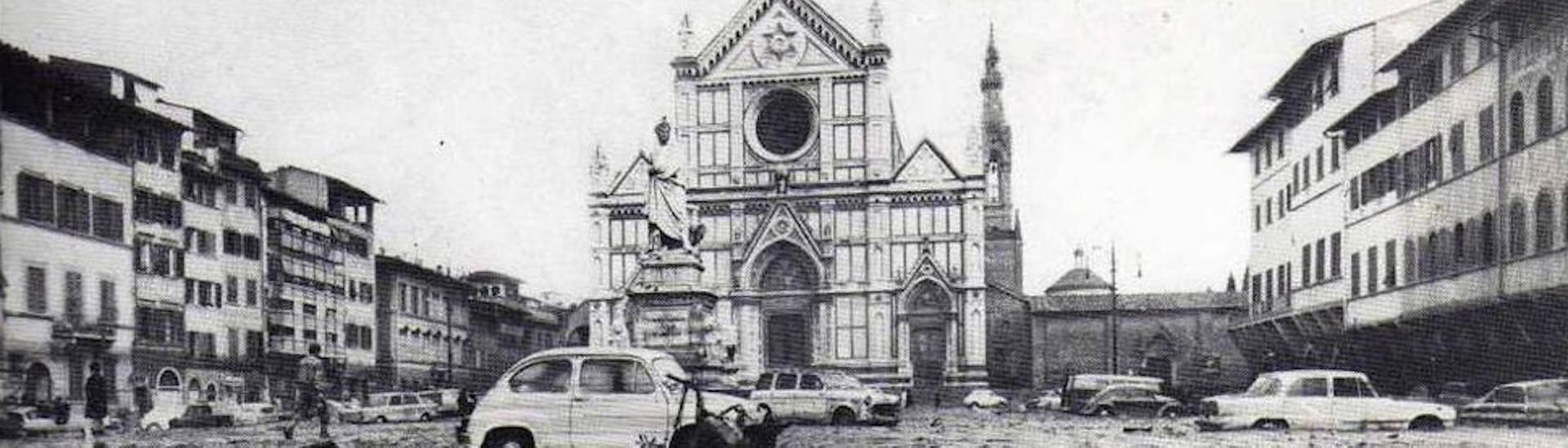 Piazza Santa Croce dopo l'alluvione. Foto storica Piazza Santa Croce dopo l'alluvione. Foto storica