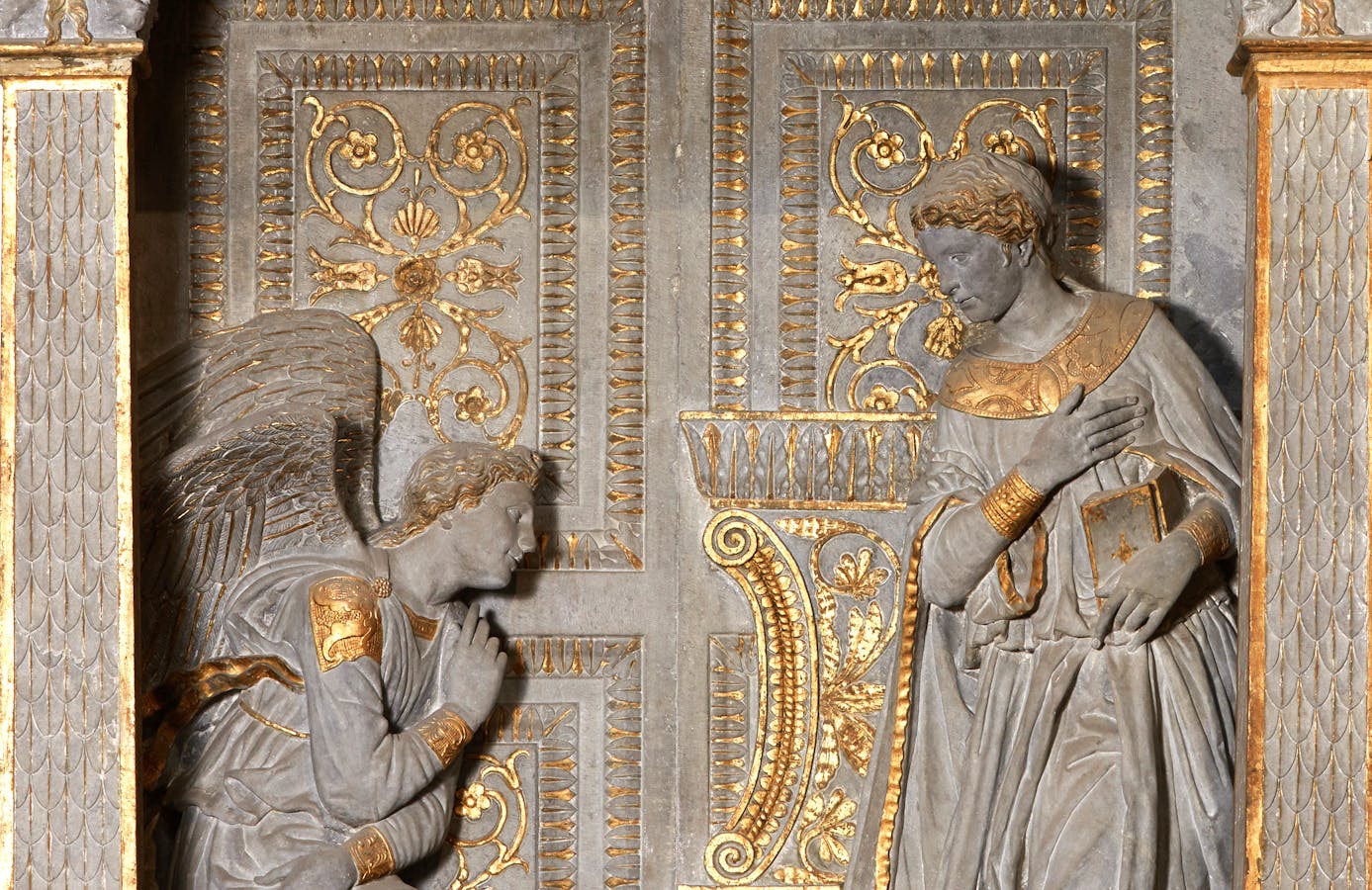 Donatello, particolare della “Annunciazione della Vergine (Annunciazione Cavalcanti)", 1433-1435 circa, pietra serena lumeggiata d’oro; putti in terracotta e stucco. Firenze, Santa Croce, navata destra