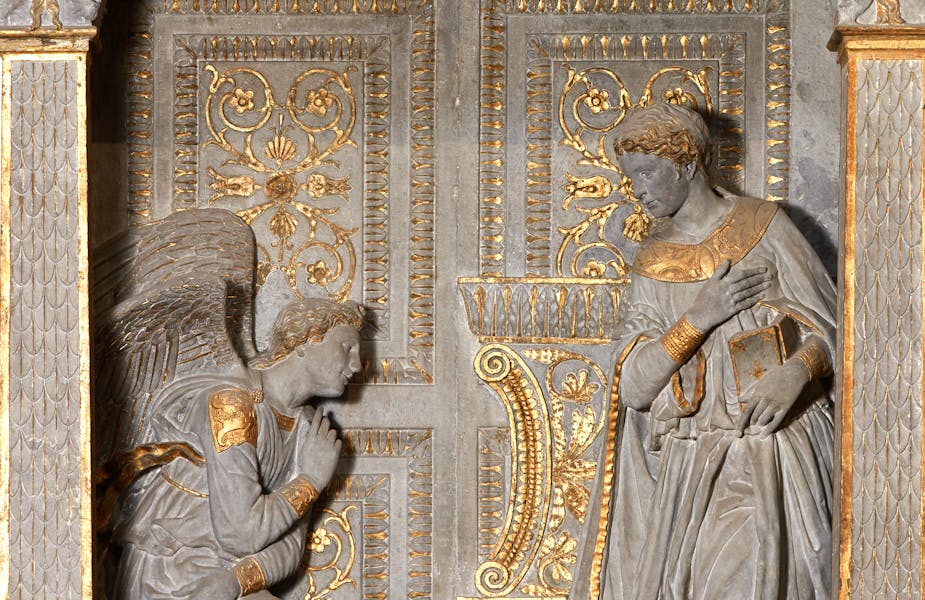 Donatello, particolare della “Annunciazione della Vergine (Annunciazione Cavalcanti)", 1433-1435 circa, pietra serena lumeggiata d’oro; putti in terracotta e stucco. Firenze, Santa Croce, navata destra Donatello, particolare della “Annunciazione della Vergine (Annunciazione Cavalcanti)", 1433-1435 circa, pietra serena lumeggiata d’oro; putti in terracotta e stucco. Firenze, Santa Croce, navata destra