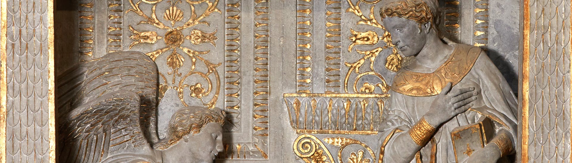 Donatello, particolare della “Annunciazione della Vergine (Annunciazione Cavalcanti)", 1433-1435 circa, pietra serena lumeggiata d’oro; putti in terracotta e stucco. Firenze, Santa Croce, navata destra Donatello, particolare della “Annunciazione della Vergine (Annunciazione Cavalcanti)", 1433-1435 circa, pietra serena lumeggiata d’oro; putti in terracotta e stucco. Firenze, Santa Croce, navata destra