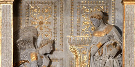 Donatello, particolare della “Annunciazione della Vergine (Annunciazione Cavalcanti)", 1433-1435 circa, pietra serena lumeggiata d’oro; putti in terracotta e stucco. Firenze, Santa Croce, navata destra Donatello, particolare della “Annunciazione della Vergine (Annunciazione Cavalcanti)", 1433-1435 circa, pietra serena lumeggiata d’oro; putti in terracotta e stucco. Firenze, Santa Croce, navata destra