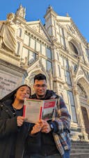 una giovane coppia di fronte a Santa Croce