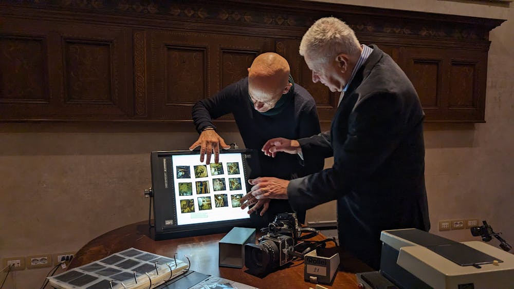 Paolo Mariani (a destra) mostra alcune delle diapositive donate