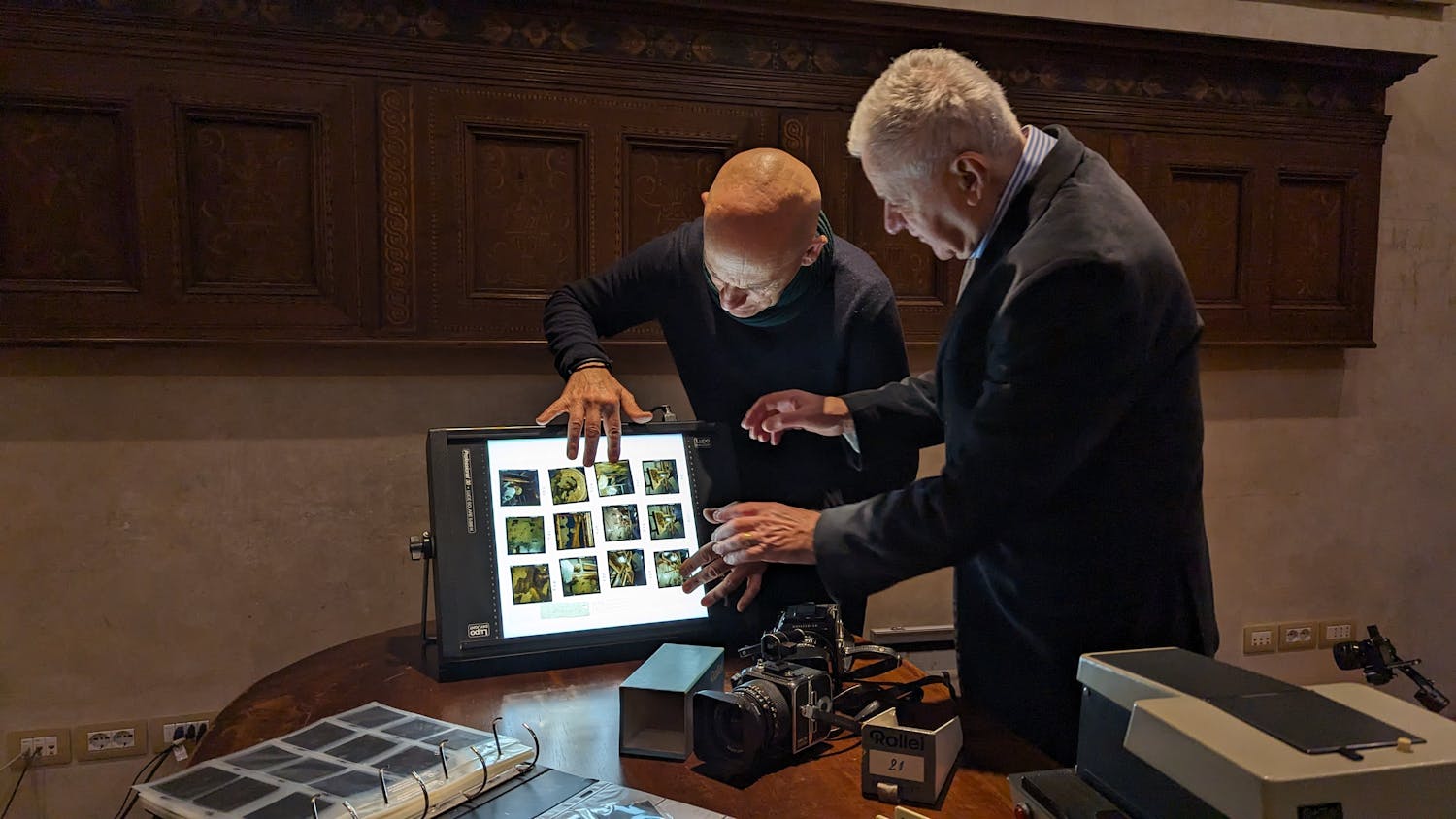 Paolo Mariani (a destra) mostra alcune delle diapositive donate Paolo Mariani (a destra) mostra alcune delle diapositive donate