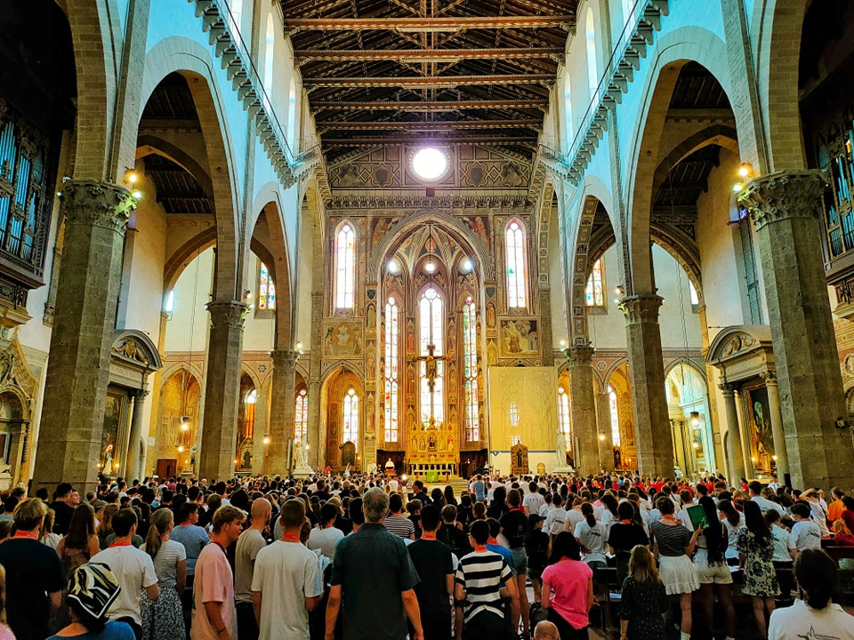 Giovani fedeli in basilica