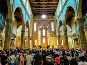 Giovani fedeli in basilica