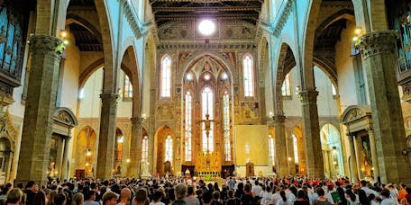 Giovani fedeli in basilica Giovani fedeli in basilica