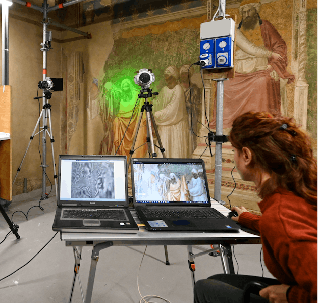 Indagini sulle pareti della Cappella Bardi nel corso dei servizi Molab (consorzio Iperion HS)