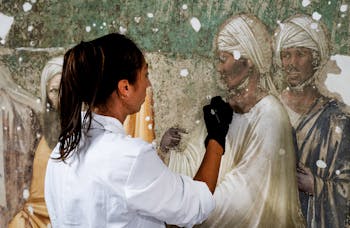 Restauratrice al lavoro