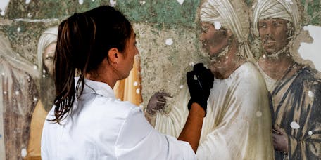 Restauratrice al lavoro Restauratrice al lavoro