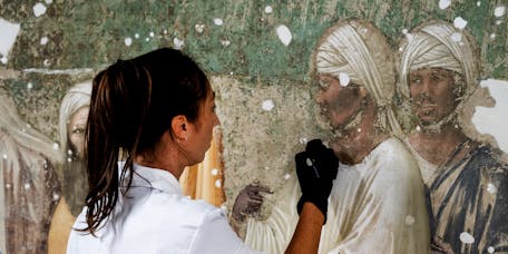 Restauratrice al lavoro Restauratrice al lavoro