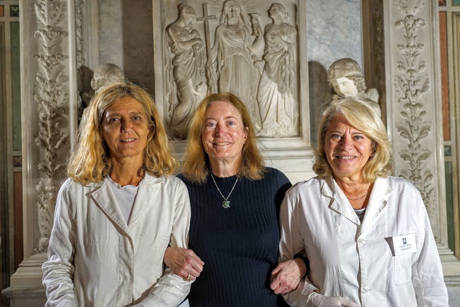 Donna Mailn (al centro) con le restauratrici Emanuela Pieretti (sinistra) e Paola Rosa (destra)