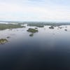 La vue érienne du lac Saint-Jean est impressionante ! L'eau semble calme, des îles peuplées d'arbres et de plages sabloneuses alimentent le paysage à perte de vue. Le ciel est clair avec quelques nuages blancs. La nature et la sensation de grandeur du lac Saint-Jean est saisissante. The aerial view of Lake Saint-Jean is impressive! The water seems calm, islands populated with trees and sandy beaches fill the landscape as far as the eye can see. The sky is clear with a few white clouds. The nature and feeling of grandeur of Lake Saint-Jean is striking.