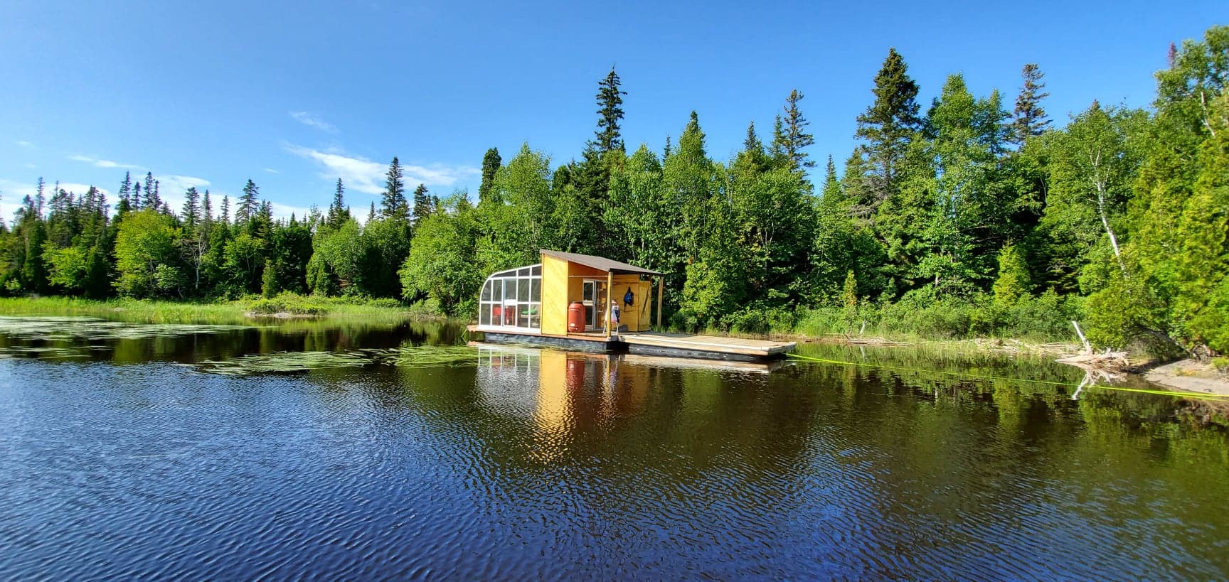 L'iloft est un hébergement insolite flottant comme une petite cabane sur l'eau entourée d'îles avec des arbres feuillus. The iloft is an unusual accommodation floating like a small cabin on the water surrounded by islands with leafy trees.