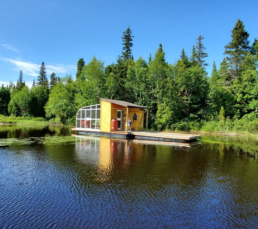 L'iloft est un hébergement insolite flottant comme une petite cabane sur l'eau entourée d'îles avec des arbres feuillus. The iloft is an unusual accommodation floating like a small cabin on the water surrounded by islands with leafy trees.