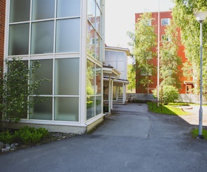 Isouusikatu 1, facade