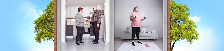Kuvassa senioripariskunta keittämässä kahvia ja seinän toisella puolella nainen jumppaamassa kotonaan