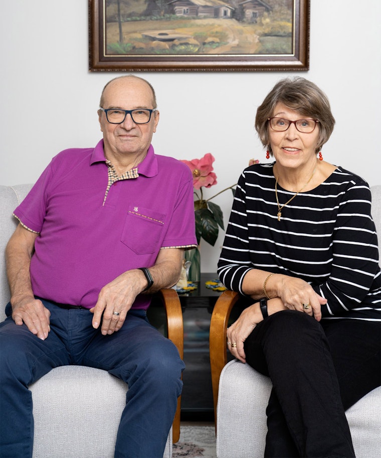 mies ja nainen istuu kotonaan tuoleilla