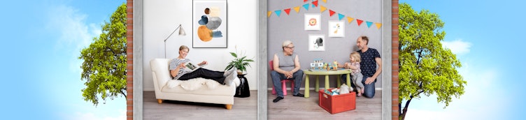 Kuvassa kerrostalossa seinän molemmin puolin henkilö lukemassa lehteä ja perhe viettämässä aikaa kotonaan