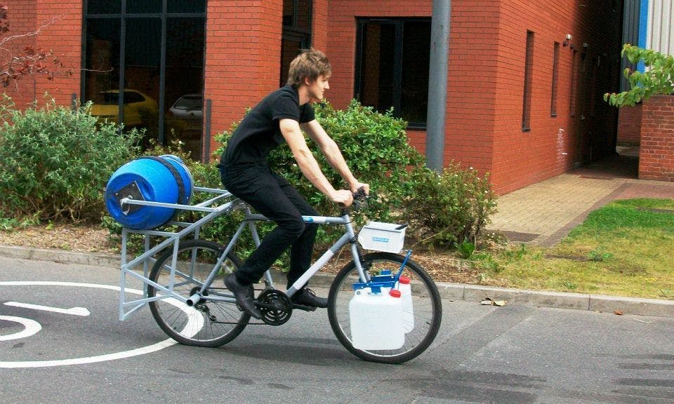 Questo dispositivo trasforma qualsiasi bici in una lavatrice