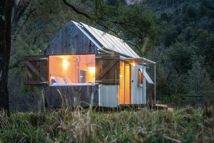 La pluripremiata minuscola cabina neozelandese  è al 100% off-grid