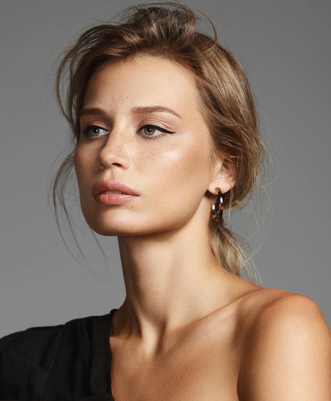 Woman that has nice eyebrows that have been fixed