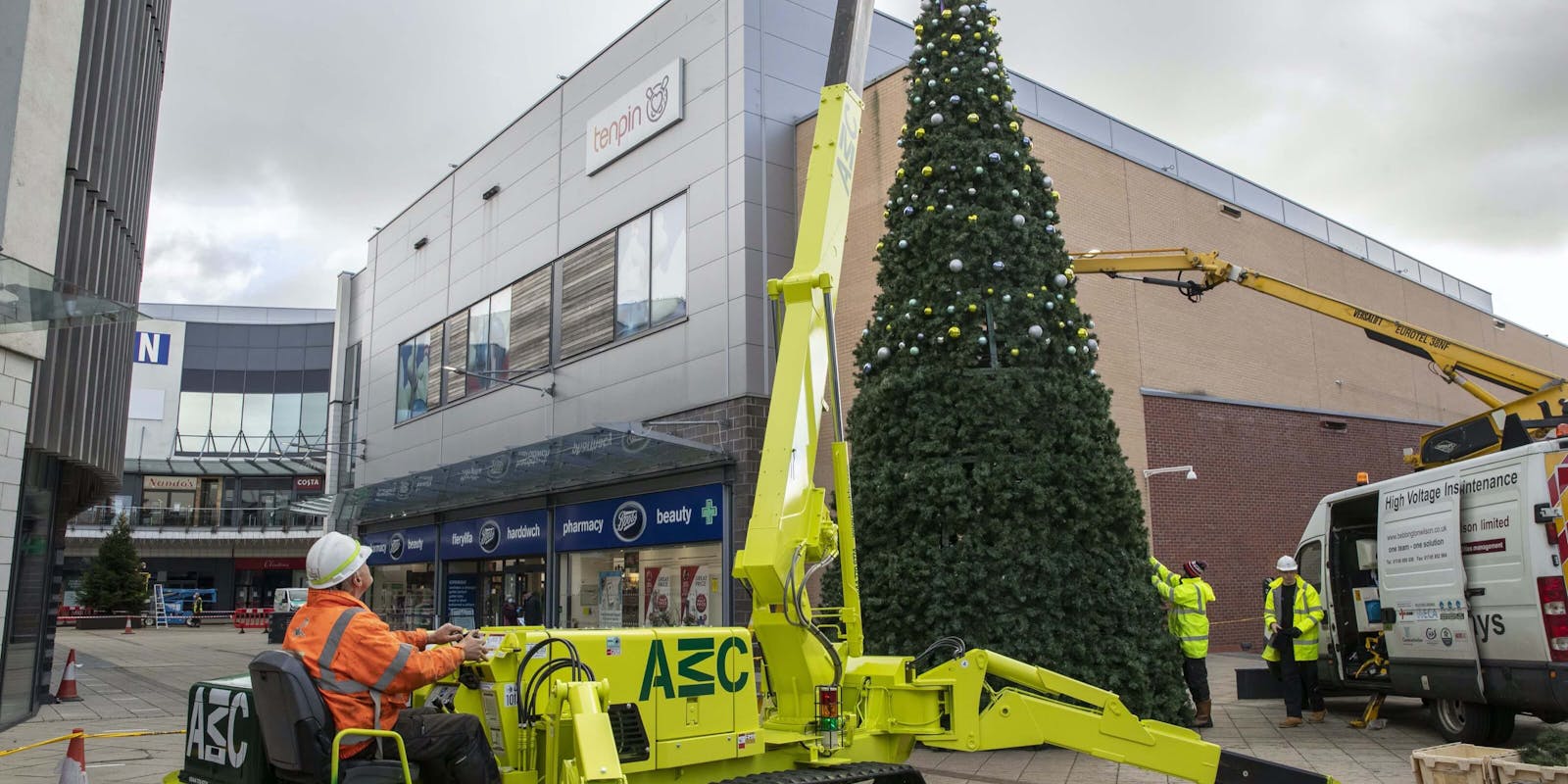 Chrustmas Tree Rigging Christmas Tree Installation | Case Study | AMC Hire