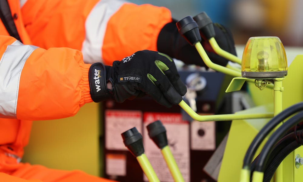 AMC crane hire contract lifting