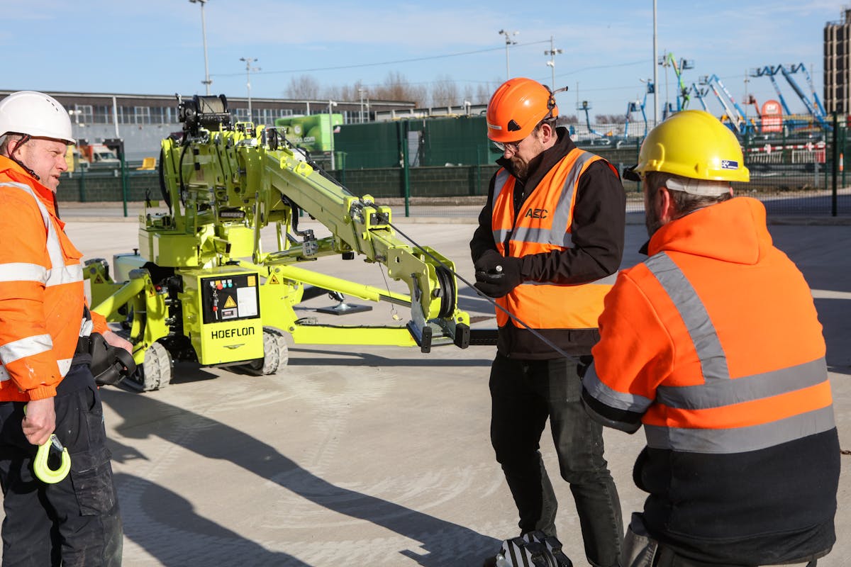 AMC set up c6 electric crane