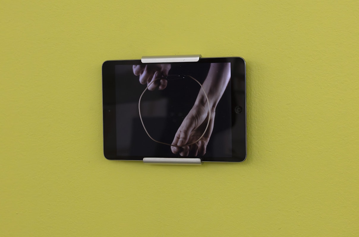 Aaron Rees, Telechiric Loop, 2015, installation view, installation view, Of Stadiums and Construction Sites (Ne change rien pour que tout soit différent), Gertrude Contemporary, Naarm Melbourne, 2025, HD projection onto acrylic, video on monitor, image courtesy and © the artist, photograph: Christian Capurro