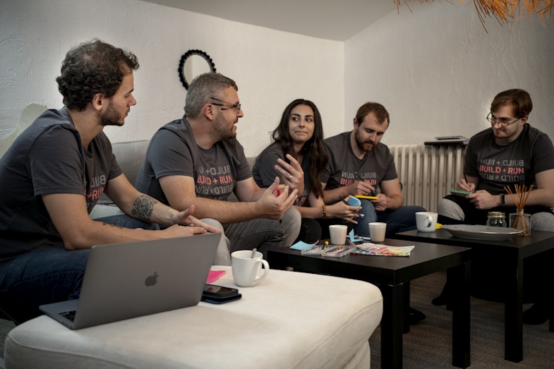 Picture of the Scalingo team discussing