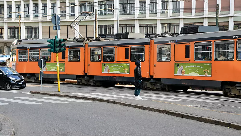 Brigante sul tram di Milano