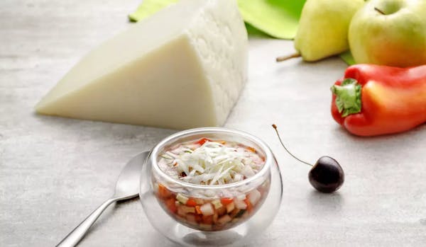 Insalata estiva di frutta e verdura con Pecorino Romano