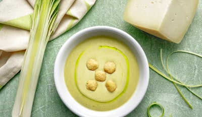 Vellutata di porri con cuore di formaggio di Capra Sarda