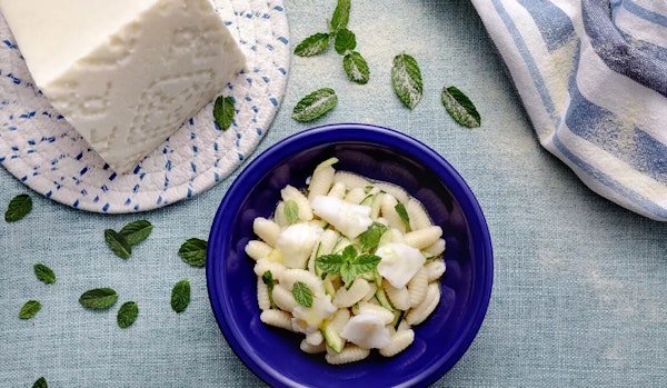 Malloreddus con baccalà, zucchine, Pecorino Romano e menta