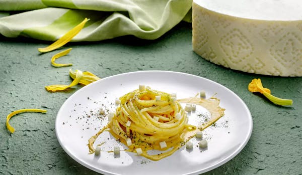 spaghetti con crema di zucca e dadini di pecorino romano